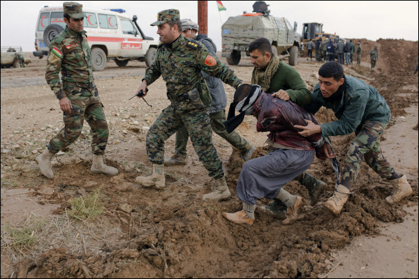 Les rfugis fuyant les secteurs encore domins par Daesh, affluent vers la zone maintenant contrle par les Peshmergas, des elements de ISIS infiltrs ont t signals parmis eux. Un des suspects capturs est emmen pour interrogatoire au quartier gnral de campagne des commandos peshmerga Zeravani.
